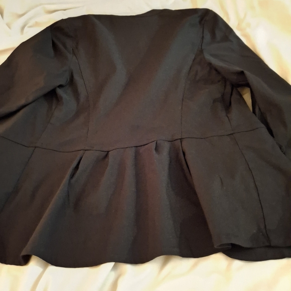 Roz & Ali Women's Black Open Front Blazer with Modern Minimalist Design - Picture 6 of 8